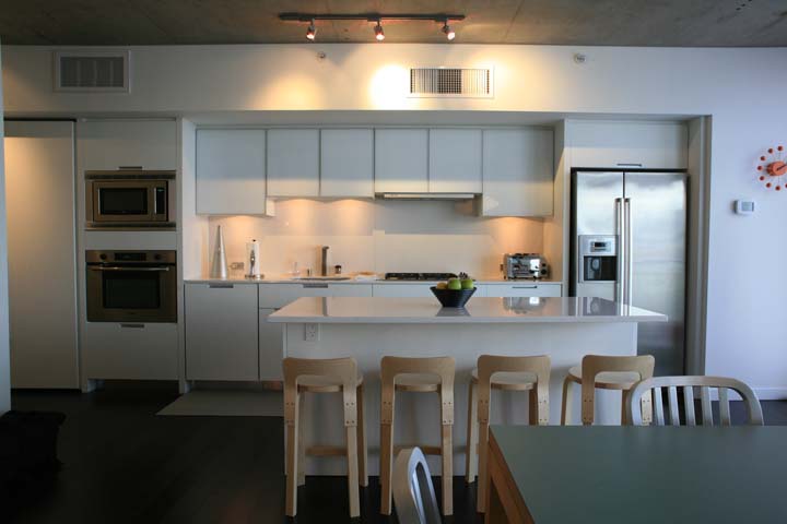 1056_023